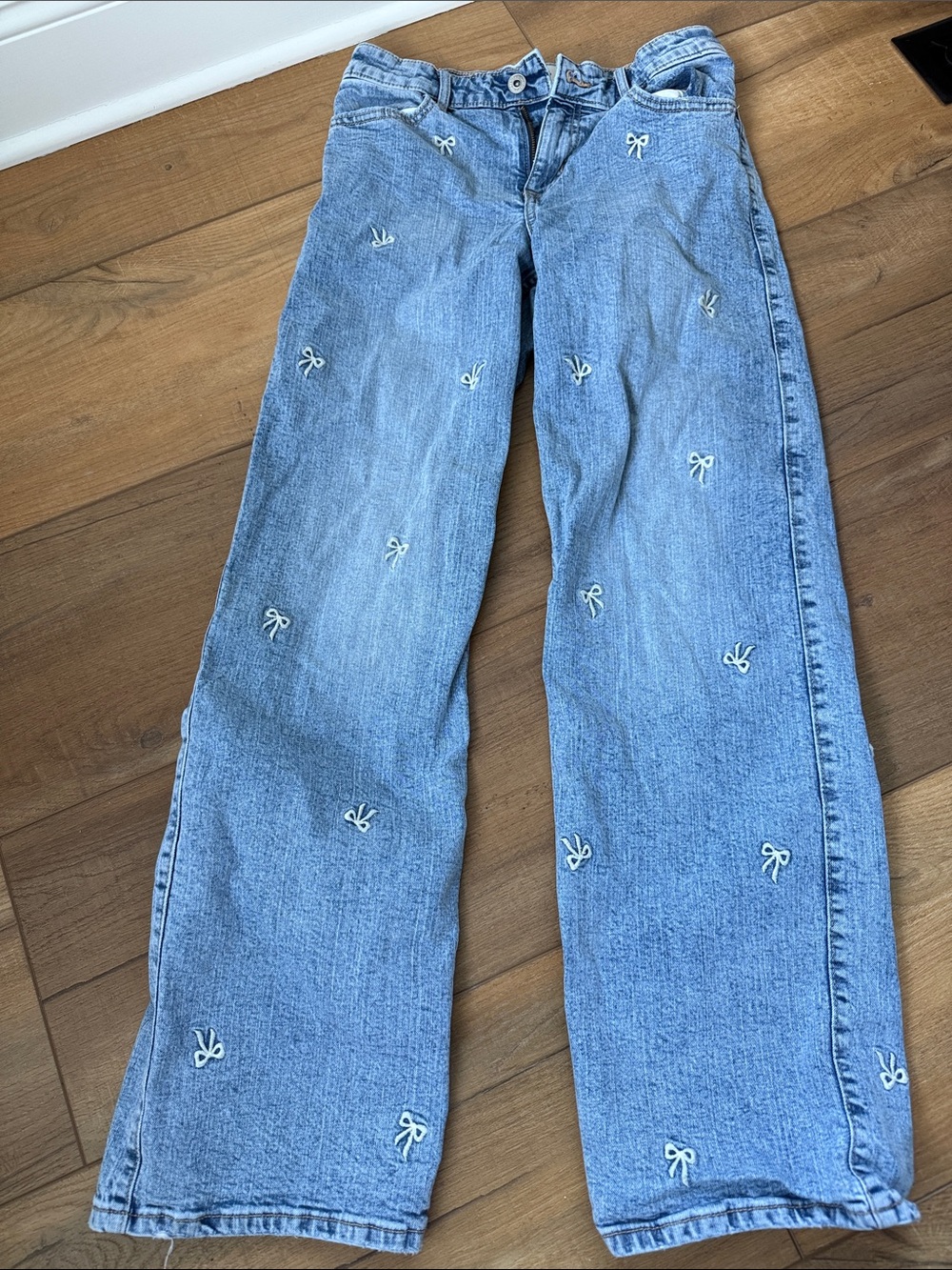 Abercrombie Kids high rise wide leg long 13/14 Light Wash Embroidered Bow Jeans